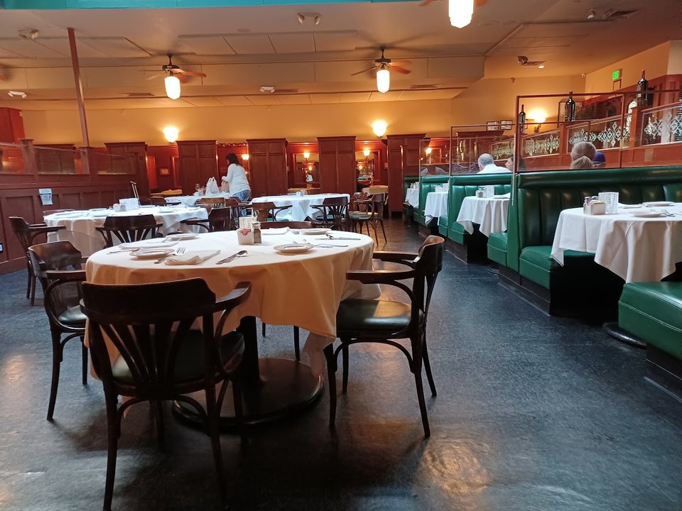 Mahogany bar with classic steakhouse seating.